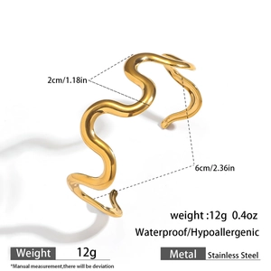 Detailansicht des gewellten Edelstahl-Armbands mit Maßen von 6 cm und 12 g Gewicht