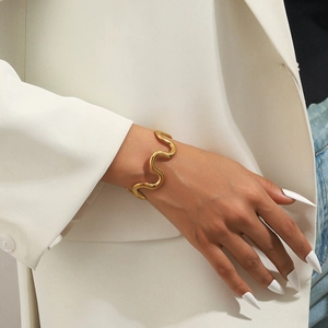 Armreif aus 18k vergoldetem Edelstahl mit elegantem wellenförmigem S-Kurven-Design