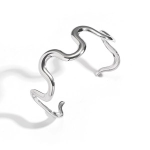 Minimalistisches Armband aus Edelstahl mit unregelmäßigen Wellen und Silber-Finish