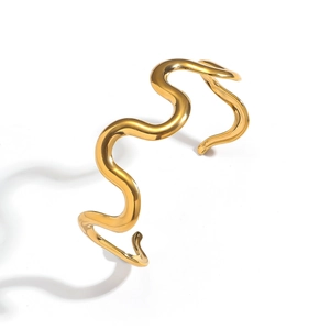 Poliertes 18k Gold Wellenarmband mit minimalistischem Design und offener Manschette