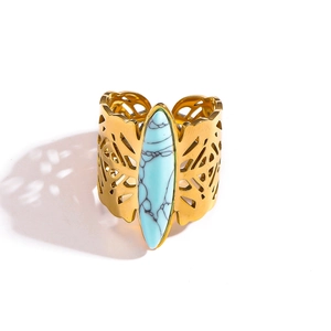 Bohemian gouden roestvrijstalen ring met ovale turquoise steen en opengewerkt patroon