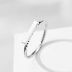 Vista dettagliata di un anello geometrico minimalista argento in acciaio inossidabile 316L
