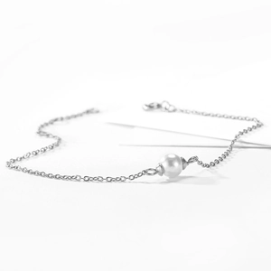 Minimalist stainless steel pearl bracelet with polished silver chain and white pearl