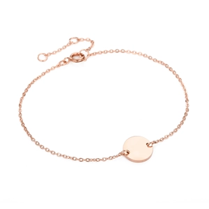 Detailaufnahme des polierten roségoldenen Rundanhängers an einem minimalistischen Armband