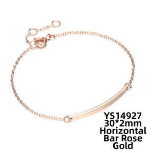 Detail van een roségouden minimalistische armband met een 30x2 mm gepolijste metalen staaf