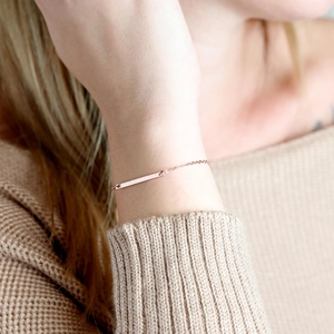 Minimalistische roségouden armband met rechthoekige staaf en fijne schakelketting