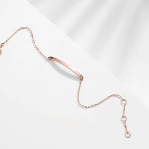 Detail van de roségouden minimalistische geometrische bar armband met verstelbare schakels