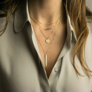 Collier multi-rangs en acier inoxydable doré avec perles de cristal et pendentif géométrique