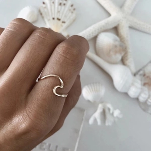 Anillo de onda dorada con textura martillada a mano hecho de acero de titanio 316L puro