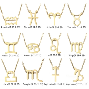 Grille de 12 colliers zodiacaux dorés avec symboles sur chaînes sur fond blanc neutre