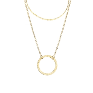 Zweilagige goldene Edelstahlkette mit einem gehämmerten, hohlen runden Anhänger