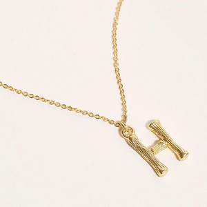 Collier en acier doré avec pendentif lettre H texturé bambou pour un style élégant