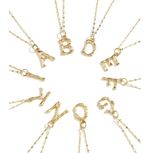 Colliers avec pendentifs 26 lettres dorées style bambou en acier titane 316L pour femmes