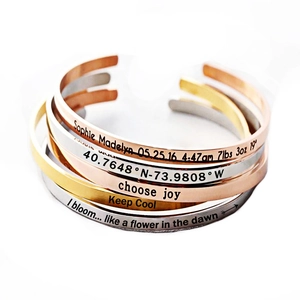Vue détaillée des bracelets joncs polis en or, argent et or rose avec gravure personnalisée