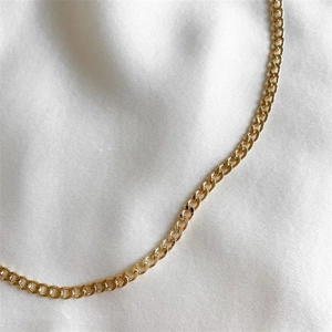 Dettaglio ravvicinato di una catena cubana in acciaio inossidabile placcato oro 14K