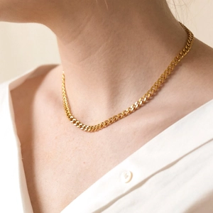 Collana chic a maglia cubana in acciaio inossidabile 14K oro su camicia bianca