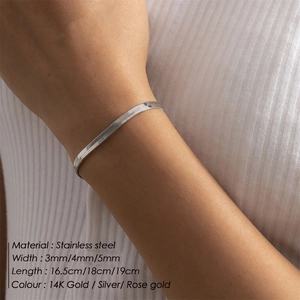 Poliertes silbernes Schlangenkette Armband aus Edelstahl am Handgelenk, 3-5mm Breite
