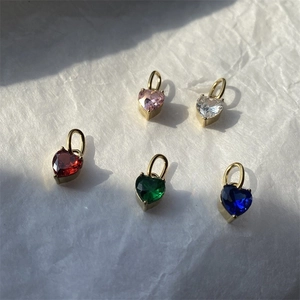 Poliertes herzförmiges Edelstein-Set mit Goldrand für individuellen DIY-Schmuck Design