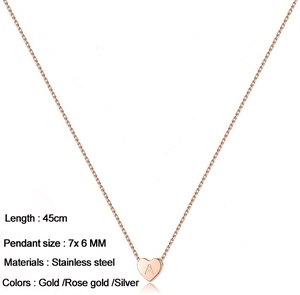 Macro d'un pendentif cœur en or rose avec lettre A et dimensions de la pièce