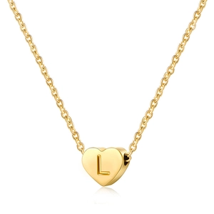 Détail macro du pendentif cœur plaqué or 14K avec gravure L sur une chaîne fine