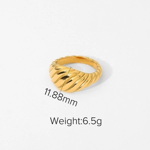 Detalle macro del anillo trenzado de 11,88 mm bañado en oro con información de peso