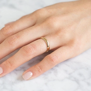 Minimalistischer 14K vergoldeter Edelstahlring am Finger mit poliertem Finish