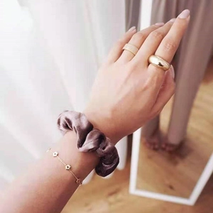 Gold-plated chunky ring set and floral clover bracelet with velvet scrunchie for women