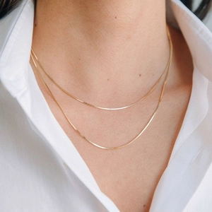 Minimalistische doppellagige Schlangenkette aus 14K vergoldetem Edelstahl am Modell