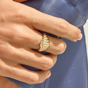 Anillo croissant de acero inoxidable bañado en oro de 18K con diseño de textura