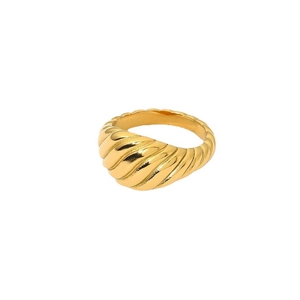 Anillo croissant de acero inoxidable bañado en oro de 18K con diseño entrelazado