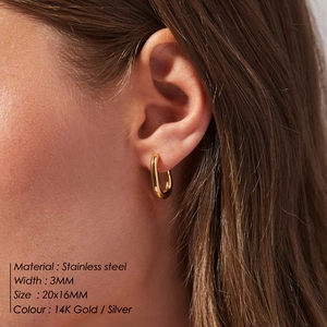 Modell trägt goldene U-förmige Creolen aus Edelstahl, 20x16MM Größe und 3MM Breite