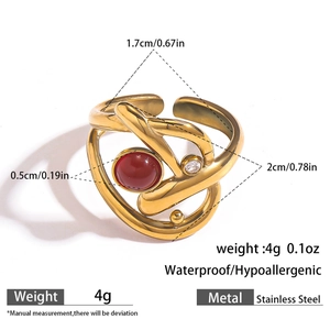 Dettaglio dell'anello in acciaio inossidabile placcato oro 18k con pietra rossa
