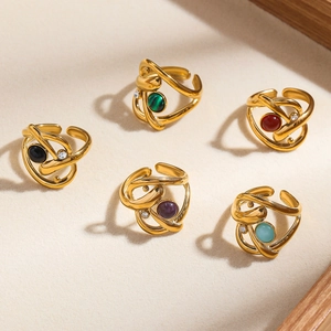 Set di cinque anelli regolabili placcati in oro 18 carati con pietre naturali e linee miste