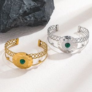 Bracelet manchette à double couche tressée avec pierre naturelle verte et martelée
