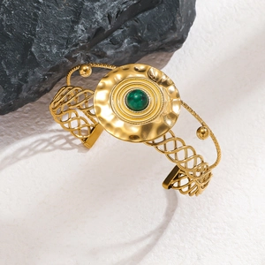 Bracelet jonc ouvert double couche doré avec bord feuille de lotus et pierre verte