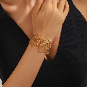 Eleganter goldener offener Armreif mit hohlem vierblättrigem Kleeblatt für Damen aus Titanstahl