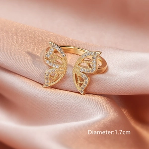 Eleganter 18K Gold Schmetterling Ring mit funkelnden Kristallen auf Seidenhintergrund
