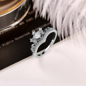 Dettaglio macro di un anello a corona in argento con zirconi e pavé di cristalli