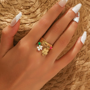 Anello largo dorato martellato con ciondoli floreali e perline colorate in stile boho