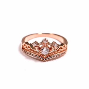 Anello a corona in oro rosa con brillante zircone rotondo e pavé di cristalli