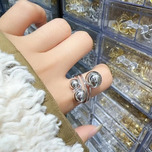 Detail van meerlaagse zilveren ring met gepolijste bollen en spiraalvormig ontwerp