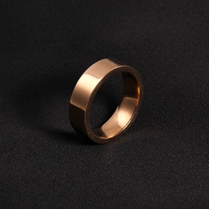 Detailopname van een roségouden titanium ring met hoogglans spiegelafwerking op zwarte stof