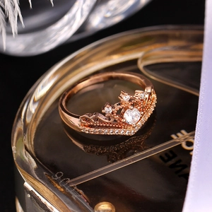 Elegante anello a corona in oro rosa con zircone tondo brillante e cristalli pavé da donna