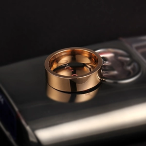 Macro-opname van gepolijste roségouden titaniumstalen ring met gladde binnenboog en spiegelglans
