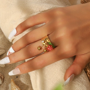 Anello in acciaio dorato martellato con fiore smaltato e ciondoli per vacanze al mare
