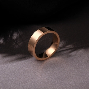 Detail van roségouden titanium stalen ring met spiegelgepolijst plat oppervlak en boog