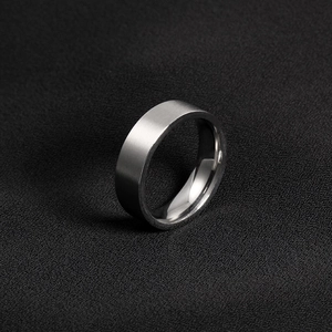 Macro-opname van zilveren titaniumstalen ring met geborstelde textuur en gladde binnenkant