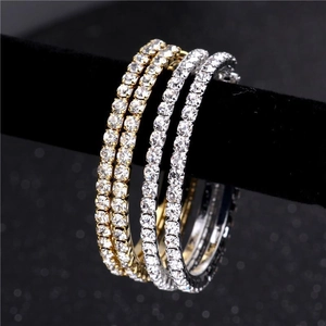 Macro des grandes créoles en argent et or serties de zircons blancs pour un look hip-hop
