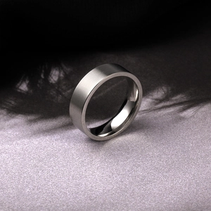 Macro-opname van 6mm titanium stalen ring met matte afwerking en gepolijste binnenkant