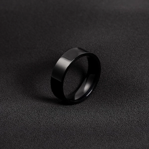 Macro-opname van gepolijste zwarte titanium stalen ring met gladde binnenboog en spiegelglans